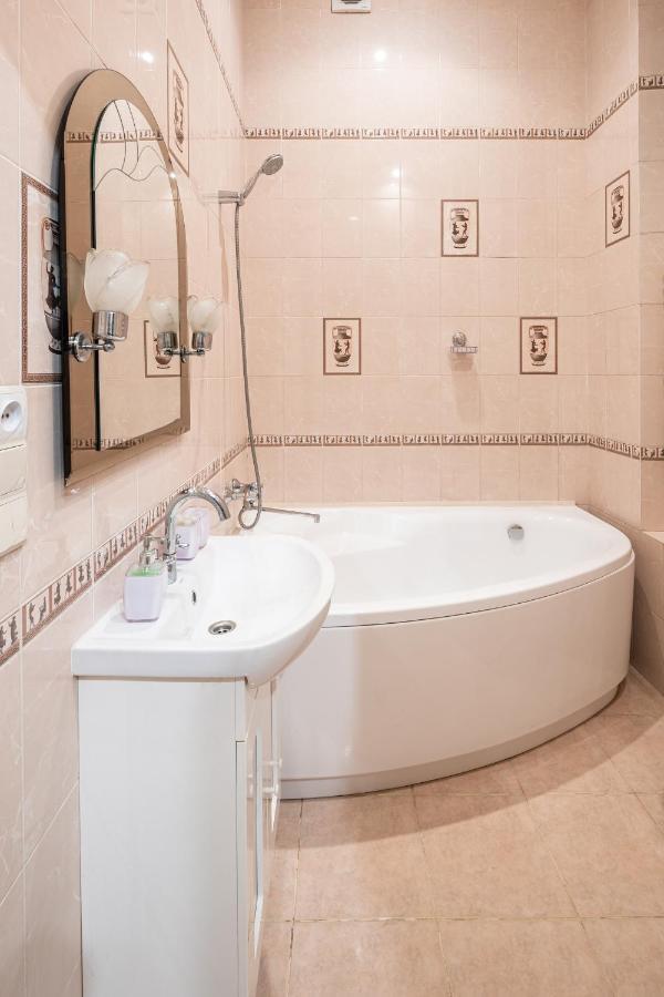 3 Bedrooms Royal Italian Style In An Austrian Building, Parking, Balcony Leopoli Esterno foto